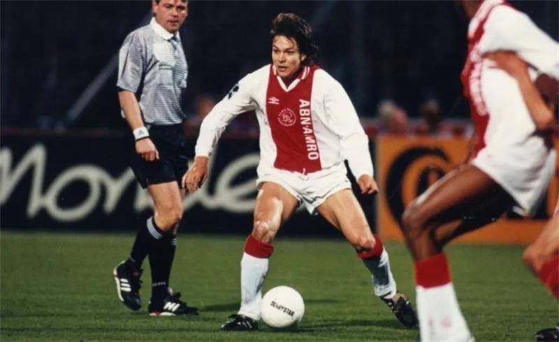 先被博格坎普压制，后跟里瓦尔多竞争，欧冠金靴不擅长做转会选择